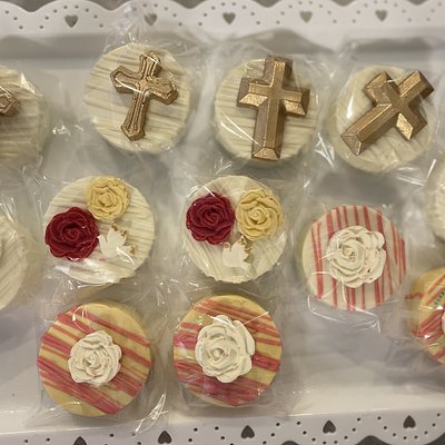 Dipped Oreos $30/ dozen (custom) Includes 1 Chocolate Color + Same Color basic drizzle Or Sprinkles