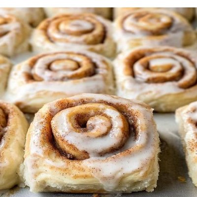 Cinnamon rolls 6 For 15$ Or 12 For 25$