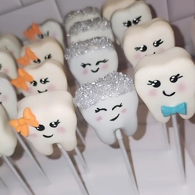 🦷🍰 Get your sweet fix with these dentist-inspired cake pops! They're the perfect treat to brighten your day and make your smile even sweeter. 😁🍭 