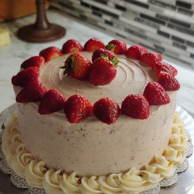 8" Strawberries n' Cream Cake