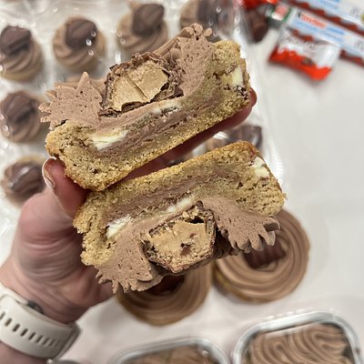 Kinder Bueno Cookie Cake Recipe