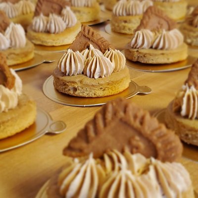 Lotus Cake With Topp