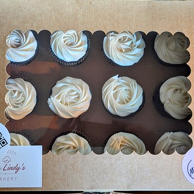 Chocolate Cupcakes With Vanilla Or Chocolate Buttercream Frosting (1 Dozen)