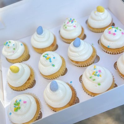 Marshmallow + cadbury candy cupcakes! 🧁 
