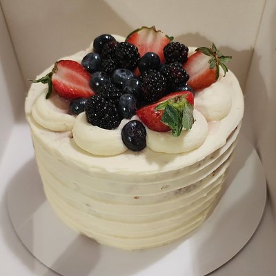 Berry Chantilly Sponge Cake
