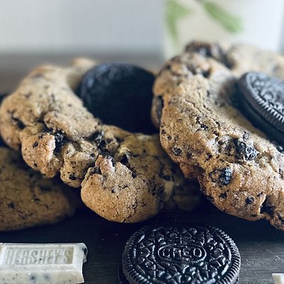 6 Count Gourmet Cookies & Cream Cookies 