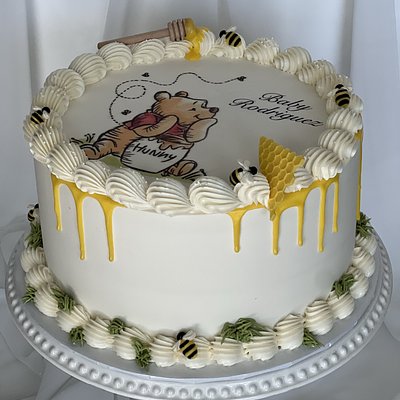 Winnie The Pooh Drip Cake 
