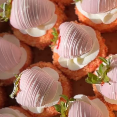 Strawberry Crunch Cheesecake Bites With Dipped Strawberries