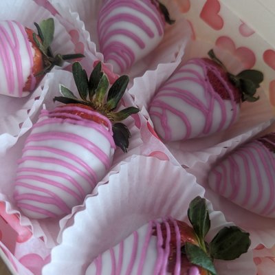 Chocolate Covered Strawberries 6 Count White Chocolate With Drizzle 