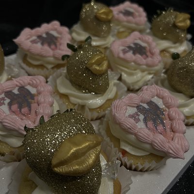 “GLAM” custom cupcakes 