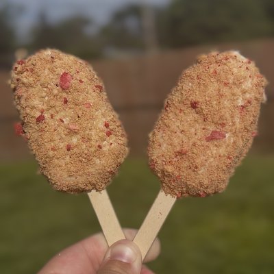 Strawberry Crunch Cakesicles