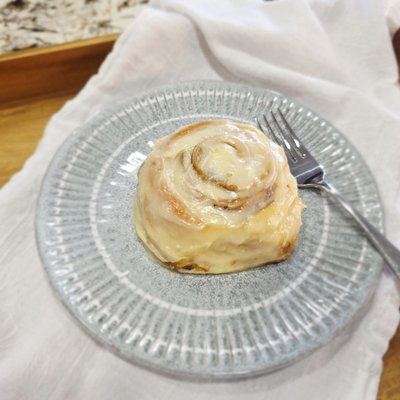Classic Cinnamon Rolls - 4 Count