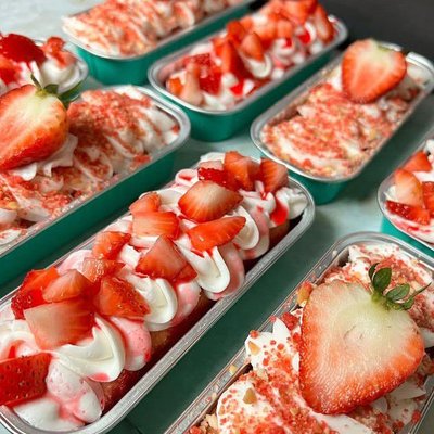 Strawberry Crunch Cake MEDIUM