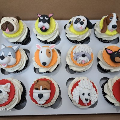 Fondant topped cupcakes
