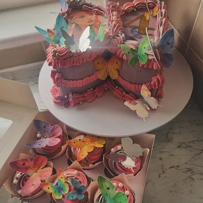 Bespoke 6inch Cake And Cupcakes Bundle
