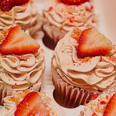 Signature Cupcakes Dozen (One Flavor Per Dozen) No Decorations 