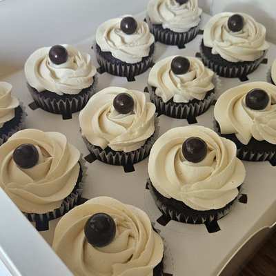 Classic Cupcakes (12)
