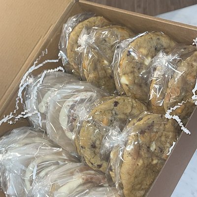 Bakers Box - 12 FULL SIZED Cookies 
