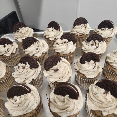 Cupcakes (12 Count)(Specify Cake Flavor/ Frosting)