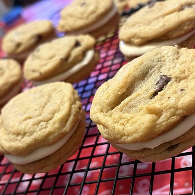 (6ct.-Large) Chocolate Chip Buttercream Sandwiches 