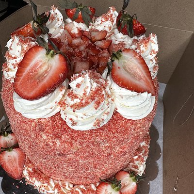 Strawberry Crunch Cake 