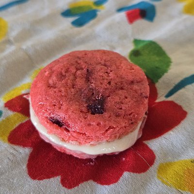 STRAWBERRIES -N-CREME COOKIES