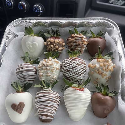 Dozen Dipped w Toppings (Variety of Peanuts, Oreos, an Heath)