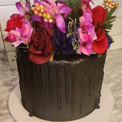 Tall 3 Layer 8in Round. Serves 30.