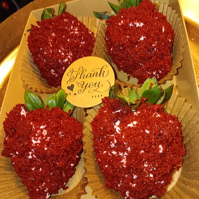 Red Velvet Cheesecake Stuffed Berries 🍓