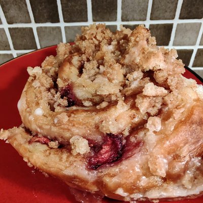  🍓 Strawberry  Crunch Sourdough Cinnamon Rolls 4 - pack