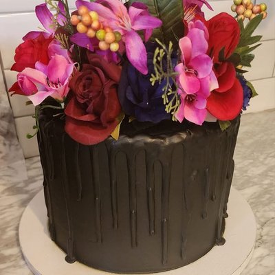 Tall 3 Layer 8in Round. Serves 30.