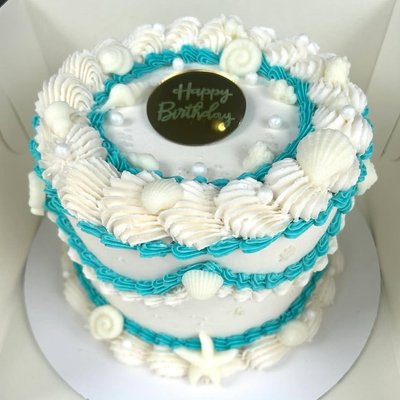 Vintage Style Piped Cake