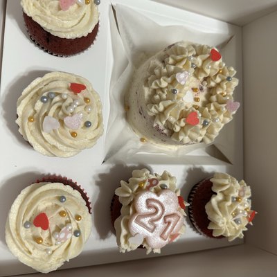 4” Single-Tier Chocolate Cake/ 5 Cupcake Combo