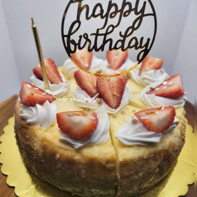 Vanilla Cheesecake With Strawberry & Buttercream 