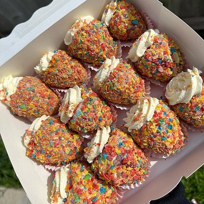 Cheesecake Stuffed Strawberries With Topping