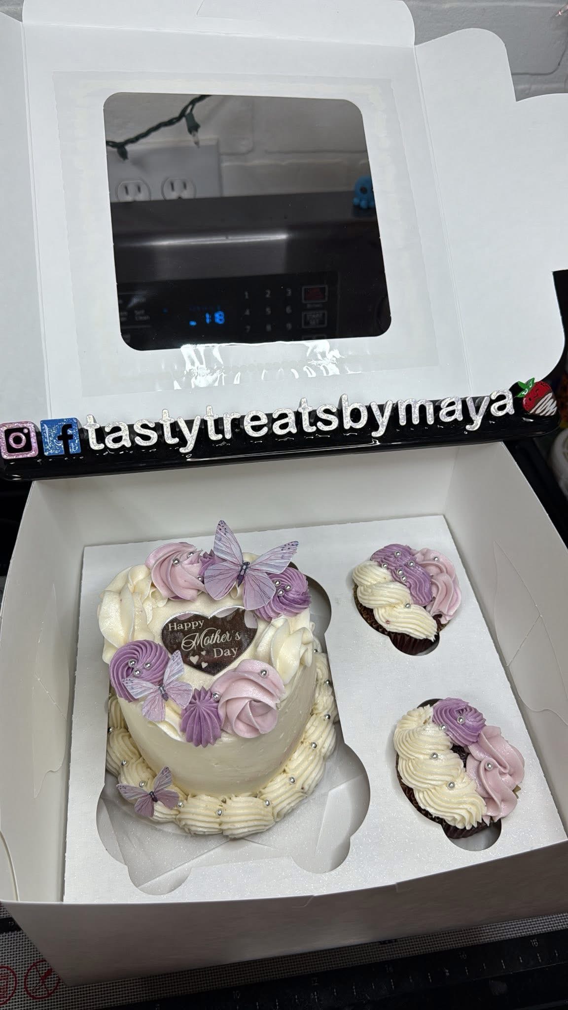 4 inch 2 layer cake w/ 2 cupcakes 