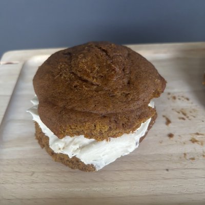 pumpkin whoopie pie