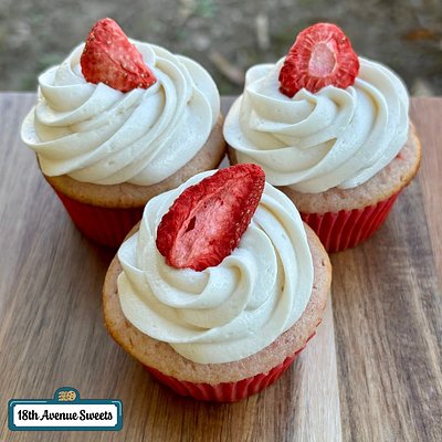 Strawberry Cupcakes (per dozen)