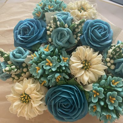 12 Deluxe Cupcake Bouquet 