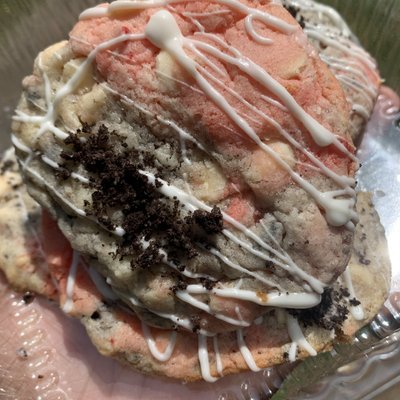 Strawberry Oreo Duo Cookies