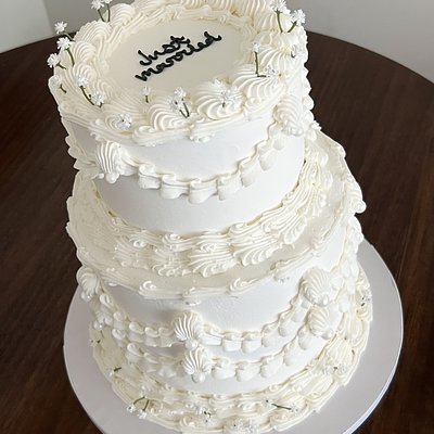 2 Tier Round Wedding Cake 8 In 3 Layer On Bottom & 6 In 2 Layer On Top