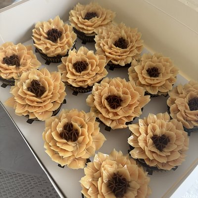Sunflower Floral Cupcakes 