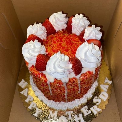 Strawberry Crunch Cake 