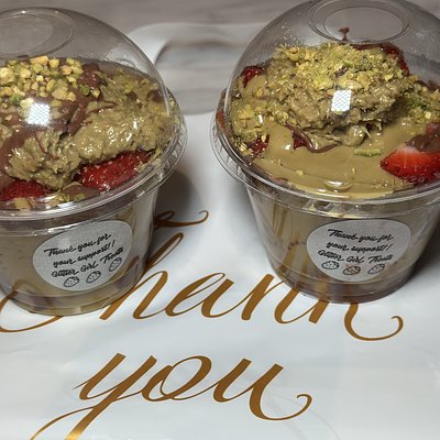  Dubai Chocolate strawberry cup 9 oz