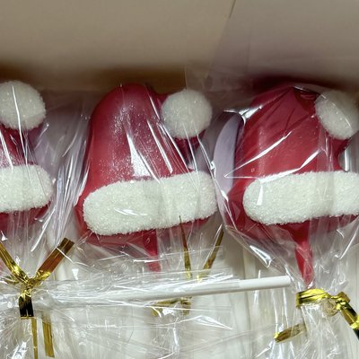Cake Pops: Santa hat (12)