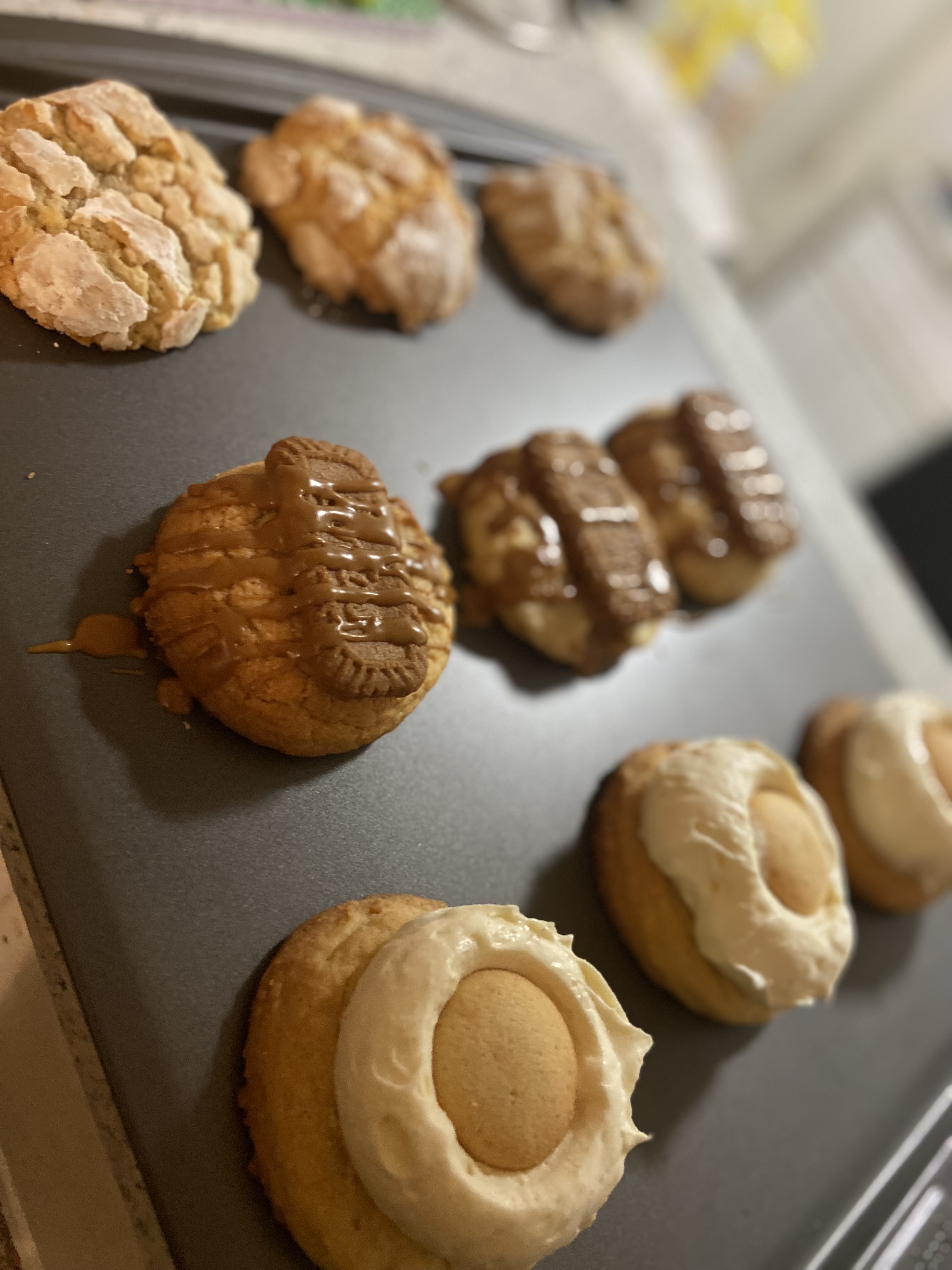 DOZEN OF SPECIALTY COOKIES (12)