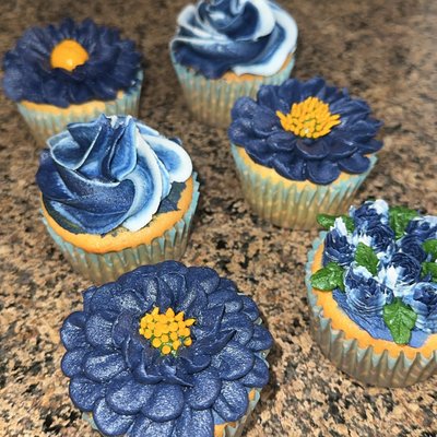Specialty Decorated Cupcakes (12)