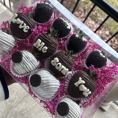 Custom Chocolate Dipped Strawberries (1 Dozen)