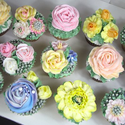 12 Boxed Jumbo Cupcakes 🧁🧁🌷🌹🌹🌸🌸⚘️⚘️🧁🧁🧁