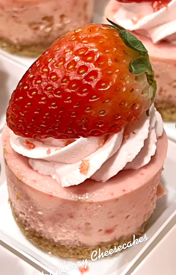 Mini Strawberry Crunch Cheesecakes 1Dz.